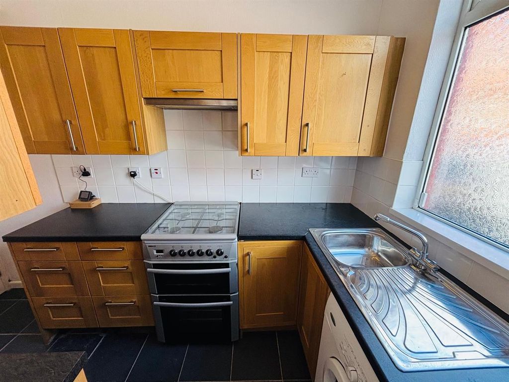 Property photo 3 of 11 Fitted Kitchen: