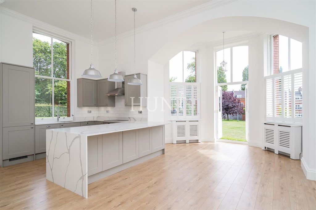 Property photo 2 of 28