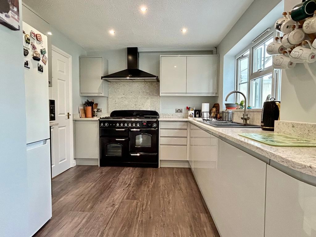 Property photo 2 of 25 Breakfast Kitchen