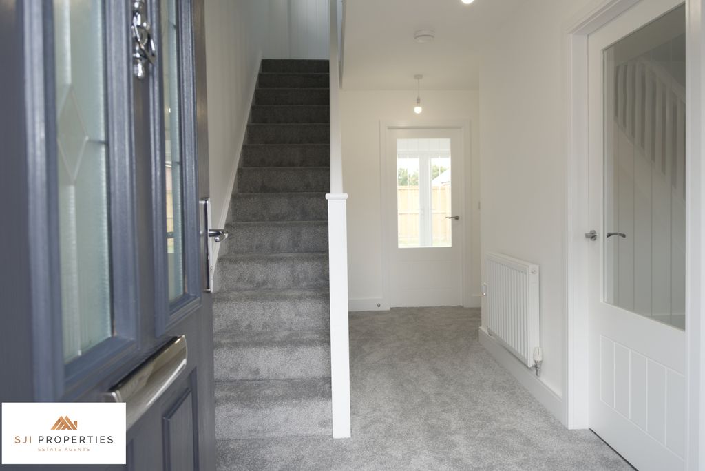 Property photo 3 of 16 Entrance Hall