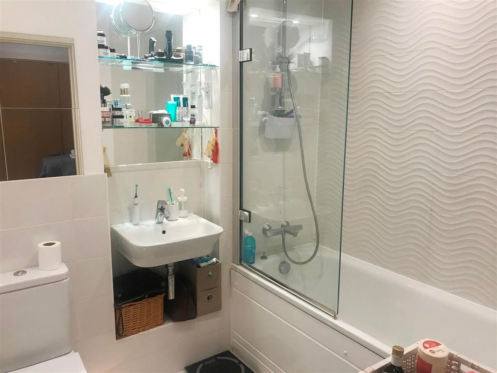 Property photo 2 of 8 Bathroom