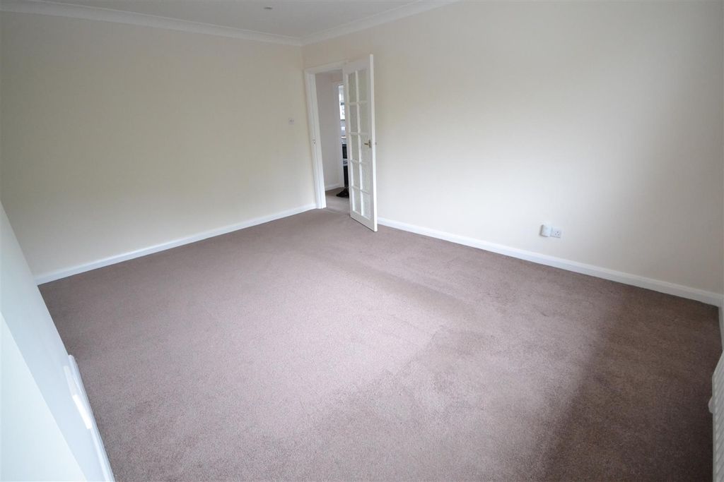 Property photo 2 of 6 214B Watford Rd Lounge 1.1.Jpg