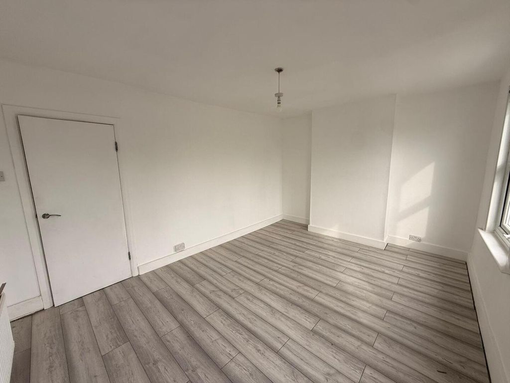 Property photo 1 of 6 Living Room