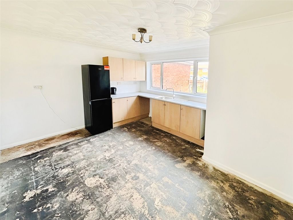 Property photo 3 of 15 Dining Kitchen