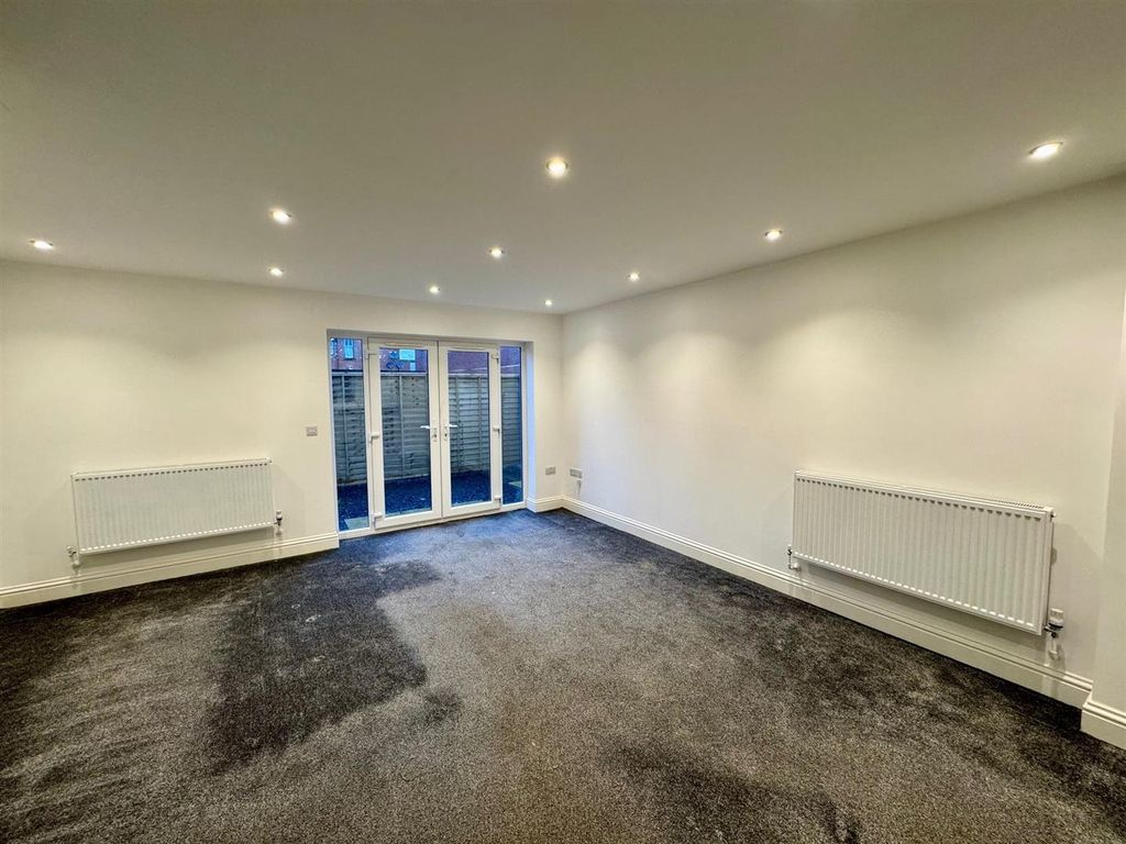 Property photo 2 of 10 6A Living Room.Jpg