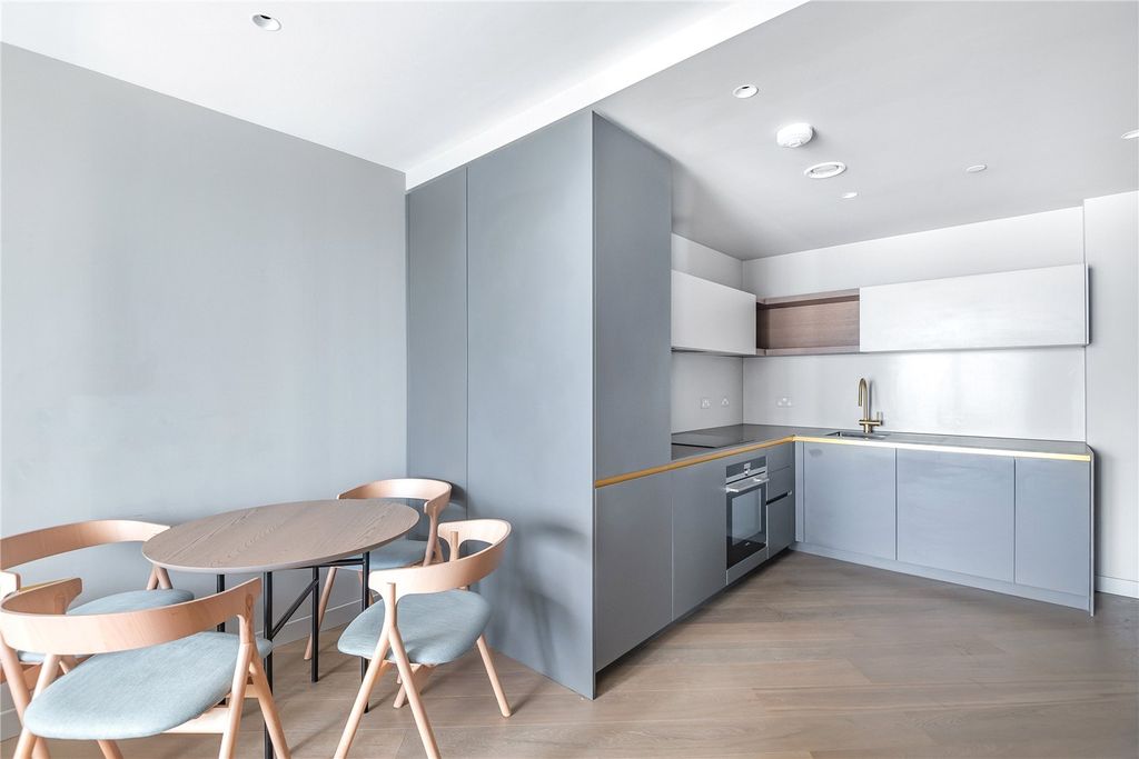 Property photo 3 of 7 Kitchen / Living