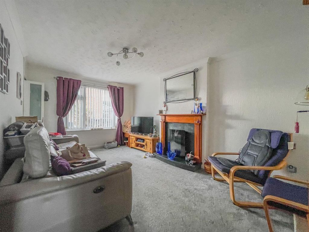 Property photo 2 of 13 Lounge