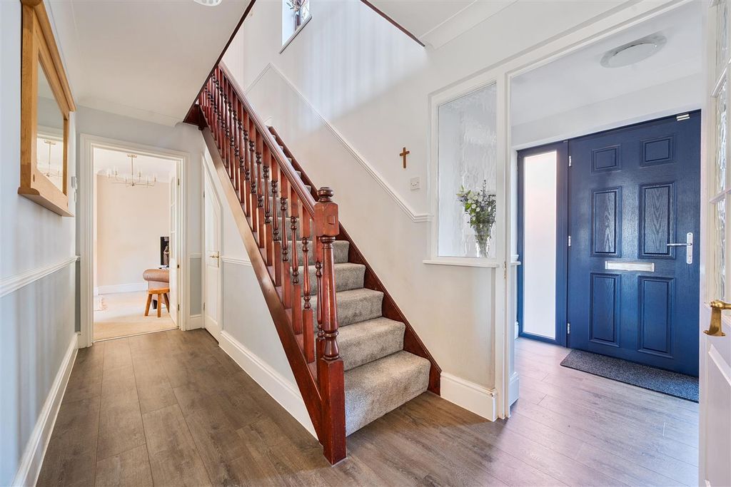 Property photo 3 of 32 Kingfishers Entrance.Jpg