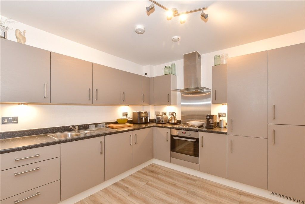 Property photo 3 of 10 Kitchen/Lounge