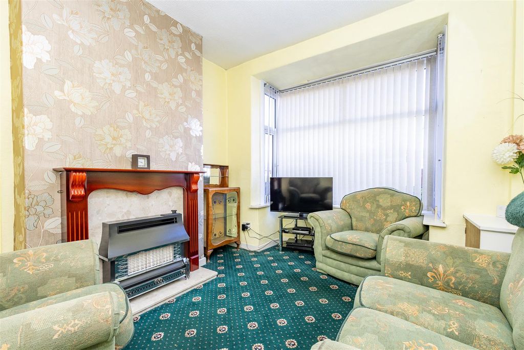 Property photo 2 of 15 Lounge