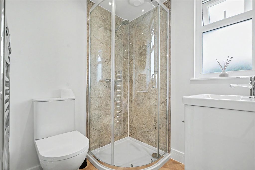 Property photo 3 of 9 En Suite 6.Jpeg