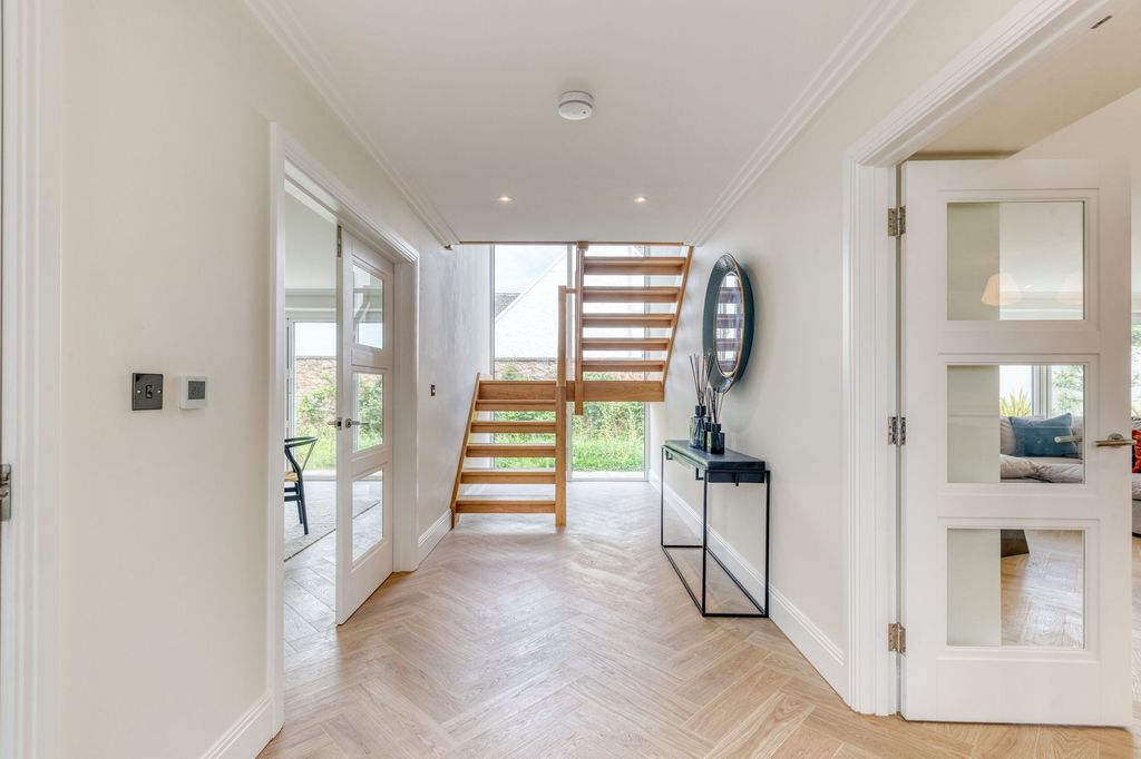 Property photo 2 of 39