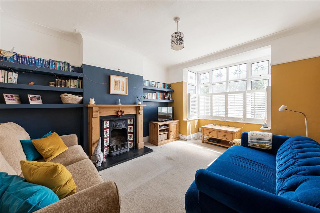 Property photo 2 of 38 Derby Road, E18