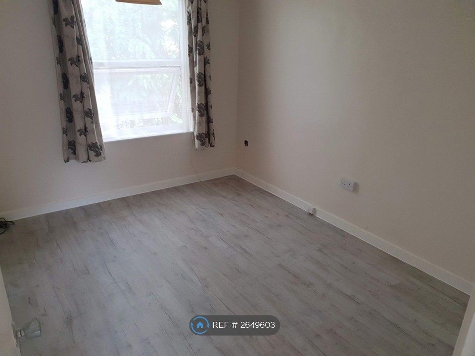 Property photo 3 of 10 Bed 1