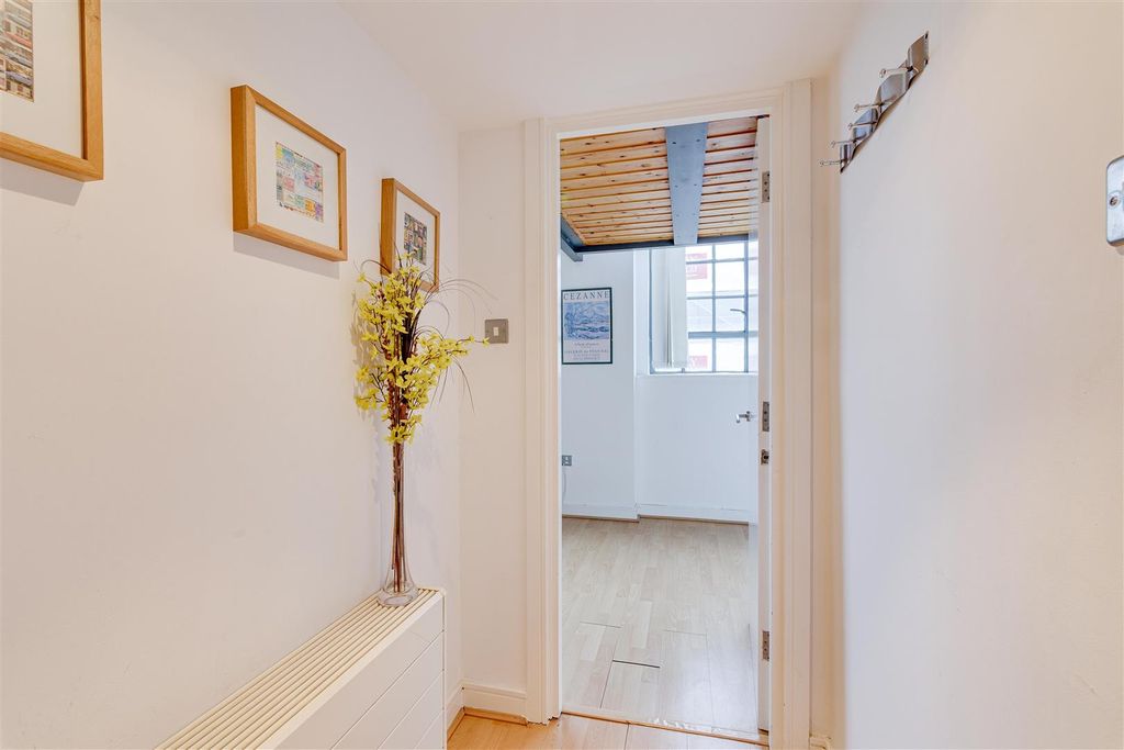 Property photo 2 of 26 210 Hatton Gardens_4.Jpg