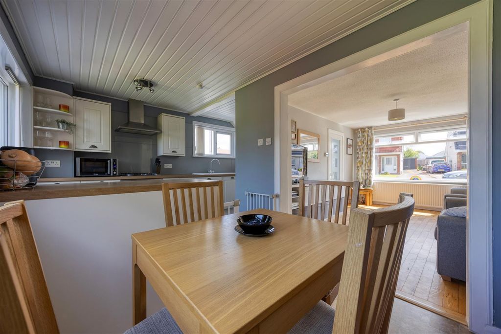 Property photo 2 of 18 17_Cowal_Crescent_Kirkintilloch_009.Jpeg