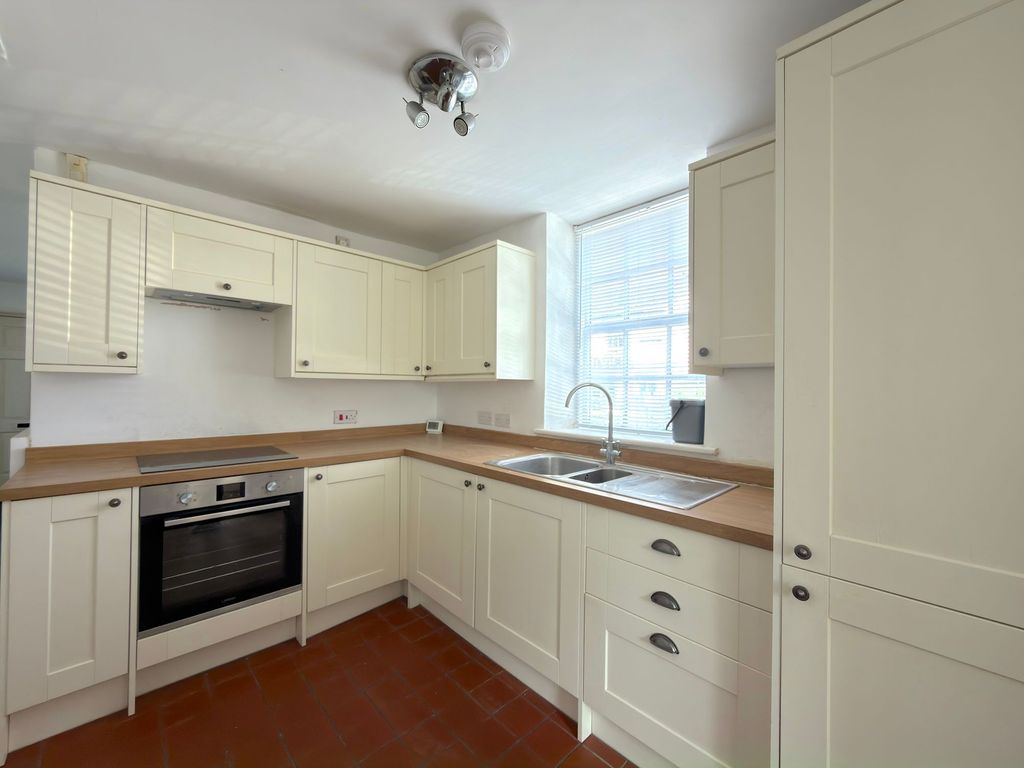 Property photo 3 of 17 Kitchen (1)