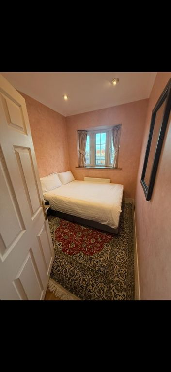 Property photo 1 of 3 Cosy Double Bedroom With Ornate Patterned Rug...