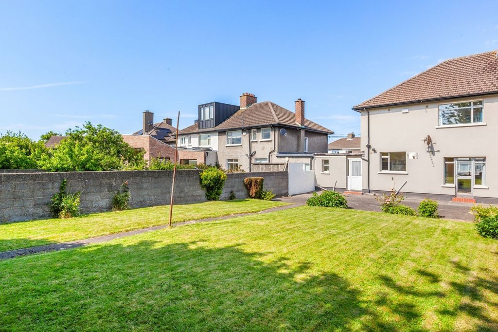 Property photo 2 of 18 Picture No. 12