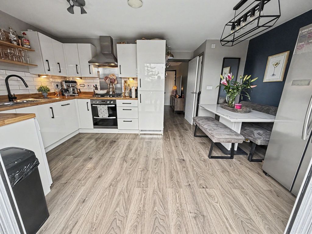 Property photo 3 of 25