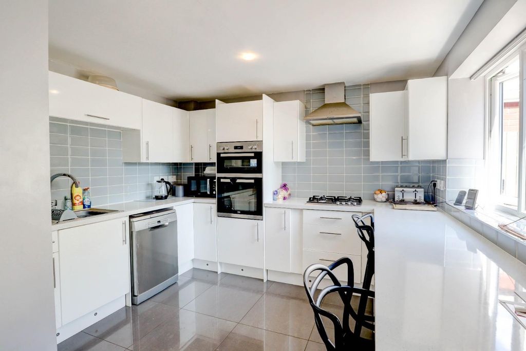 Property photo 3 of 21 Kitchen