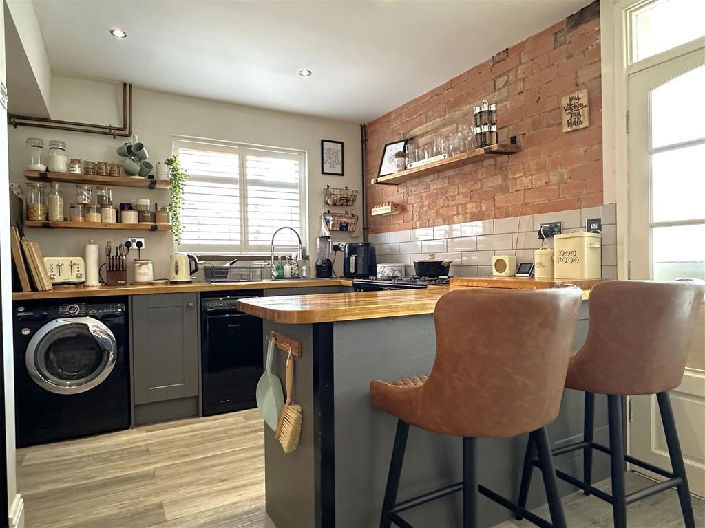 Property photo 2 of 22 Stylish Modern Kitchen 247