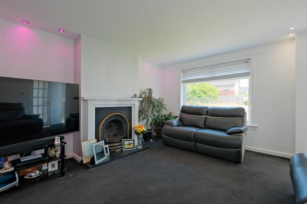 Property photo 2 of 19 Lounge