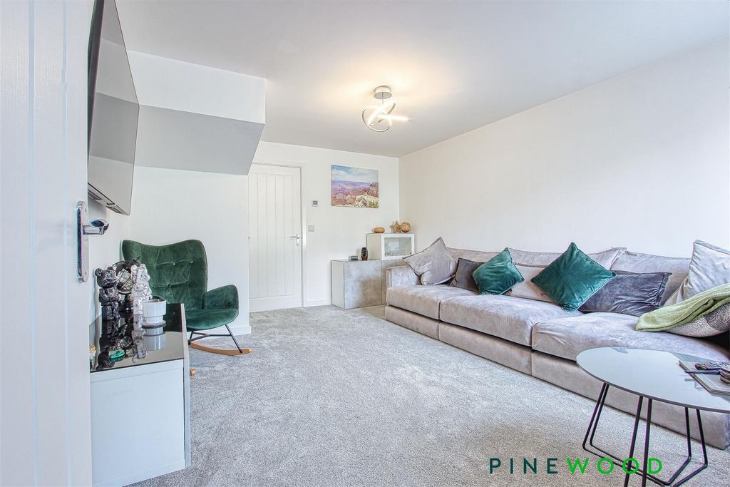 Property photo 3 of 22 Lounge