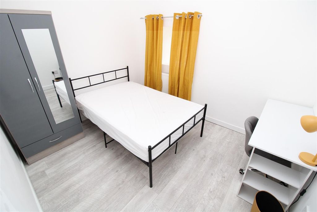 Property photo 3 of 9 Bright Double Room With Modern Desk And Storage...