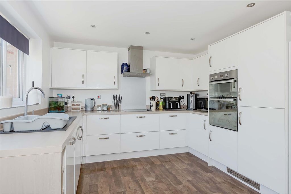 Property photo 2 of 20 Robin Road_22.Jpg
