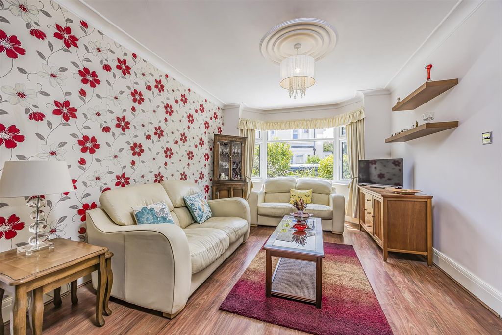 Property photo 3 of 20 16 Stafford Road, Southsea-Porticomarketing-Soldby