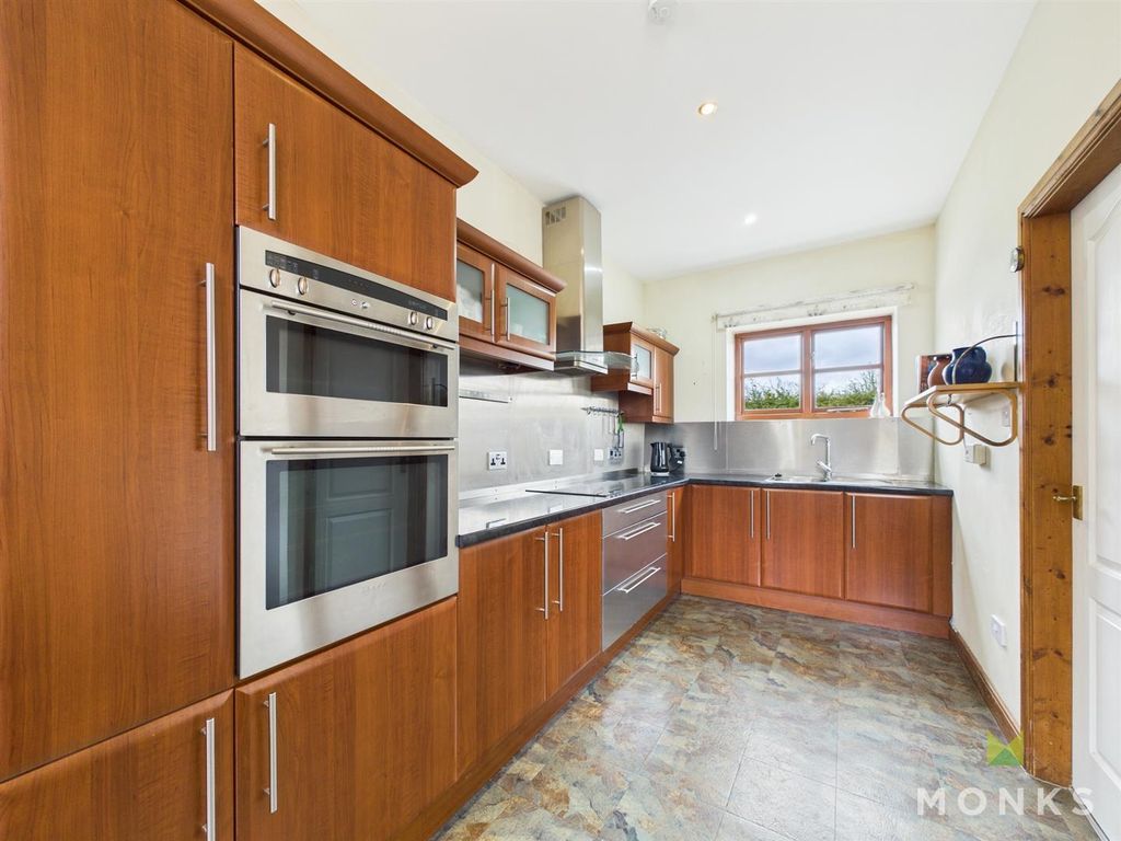 Property photo 2 of 18 Cam01420G0-Pr0745-Still005.Jpg