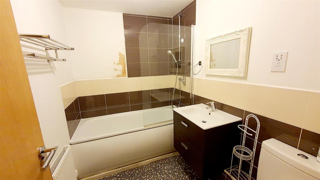 Property photo 2 of 4 65Bmwbath.Jpg
