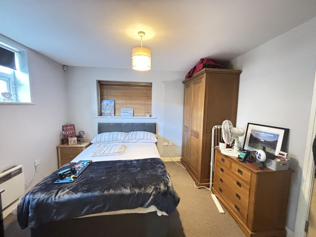 Property photo 3 of 9 A Spacious And Well-Kept Bedroom Featuring A Large...