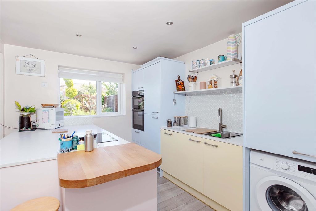 Property photo 3 of 15 Meadow Close_1.Jpg