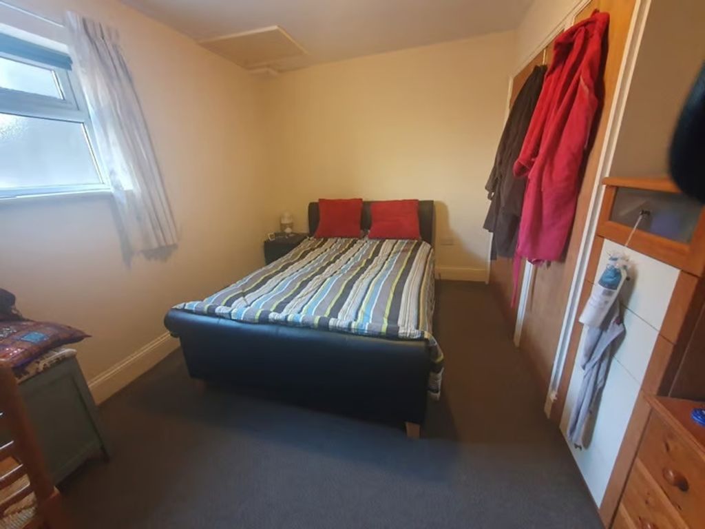 Property photo 3 of 8 Cozy Double Bedroom Featuring A Comfortable Bed Wi...