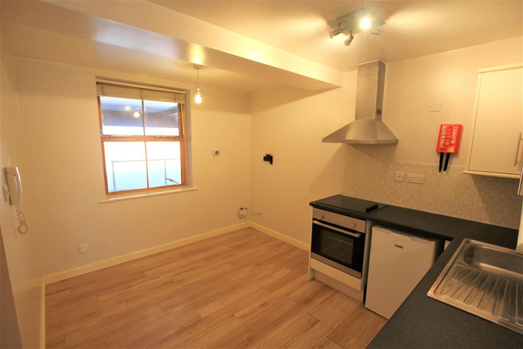 Property photo 3 of 8 Lounge/Kitchen