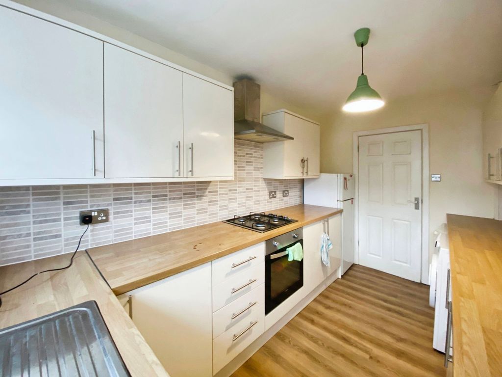 Property photo 3 of 17 Modern Fitted Kitchen