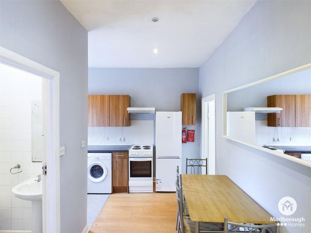 Property photo 1 of 8 Leytonstone E11