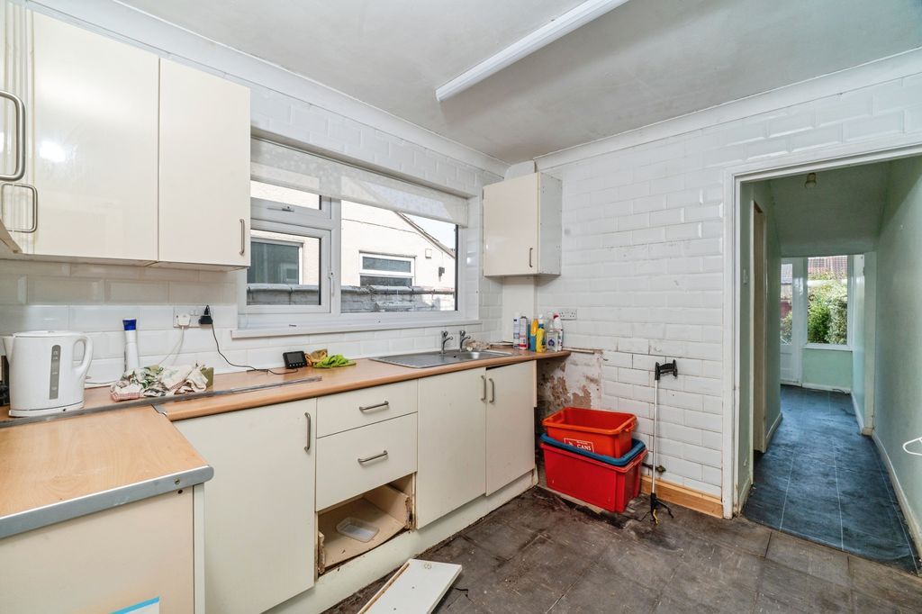 Property photo 3 of 14 Kitchen