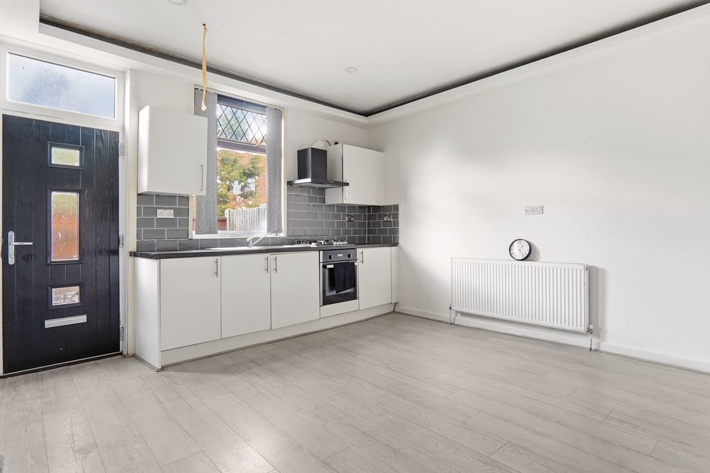 Property photo 3 of 16 Pb103266