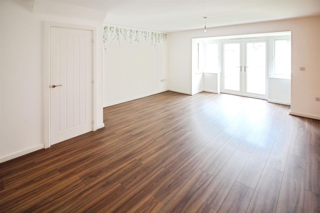 Property photo 3 of 14 Lounge/Diner