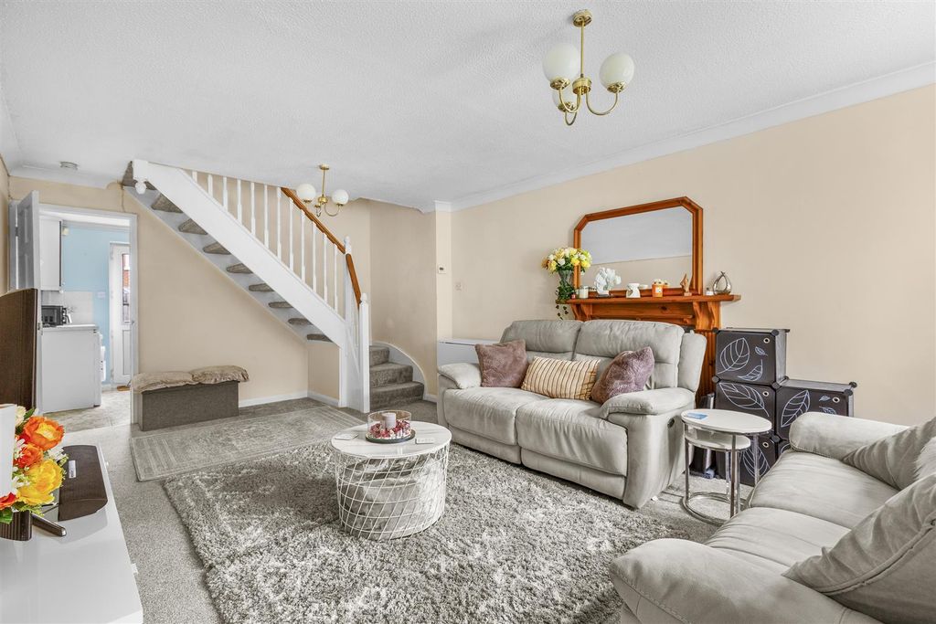 Property photo 2 of 14 52 Upper Abbotts Hill, Hp19 7st-5.Jpg