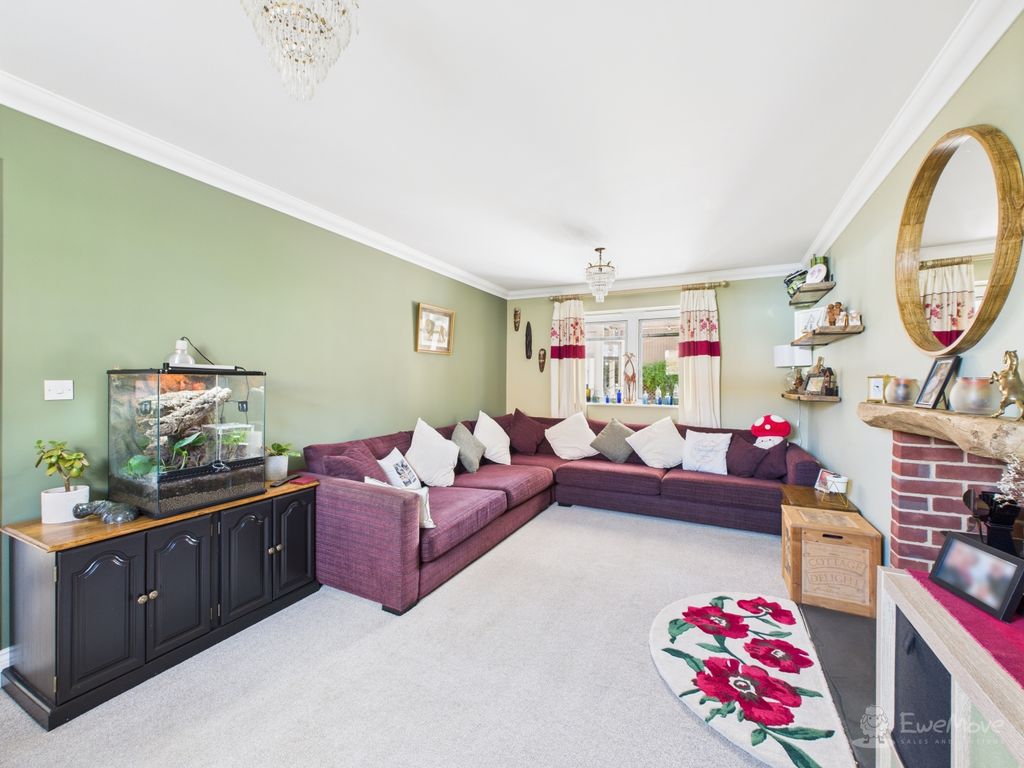 Property photo 3 of 25 Living Room- Mark Stephens Ewemove Newmarket And S