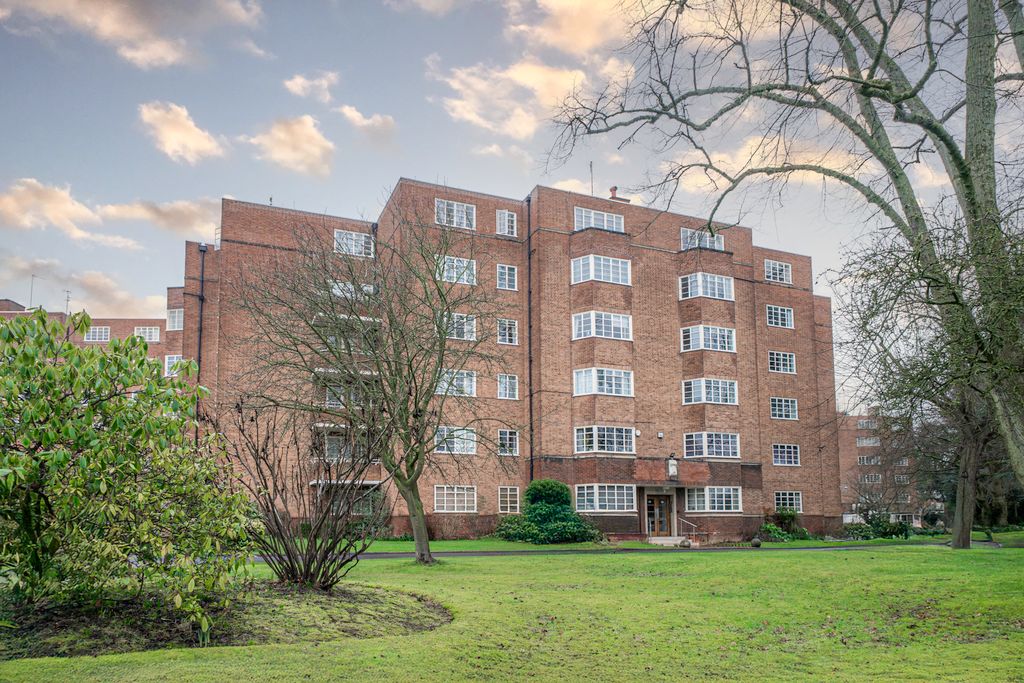 Property photo 2 of 27 70 Viceroy Close00027