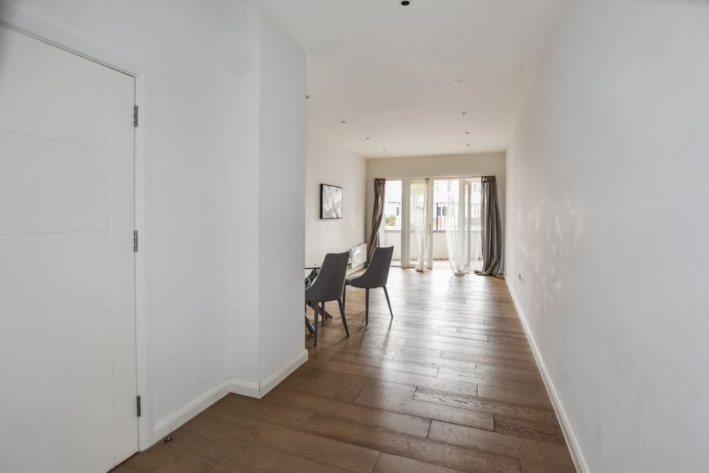 Property photo 2 of 20 124 Blackwall Lane, Greenwich, London, Se10 0Sp