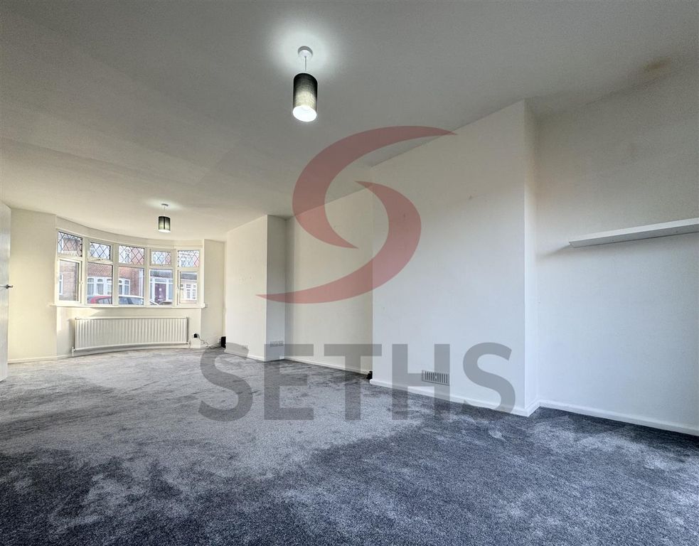 Property photo 3 of 9 Living Room/Dining Area