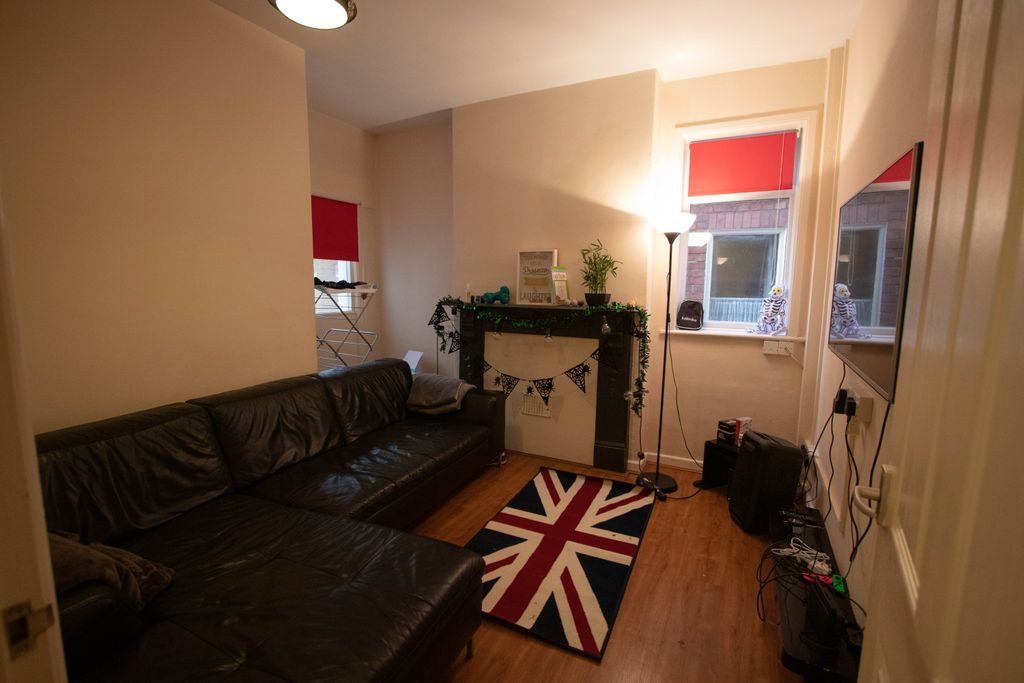 Property photo 1 of 7 Living Room