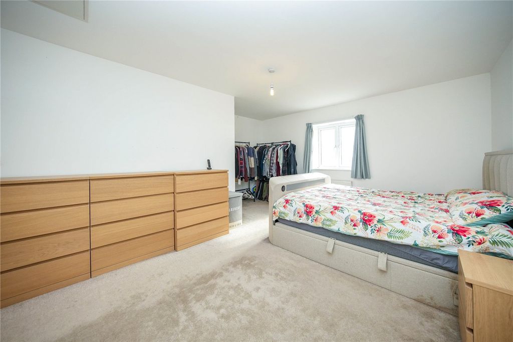 Property photo 3 of 17 Main Bedroom