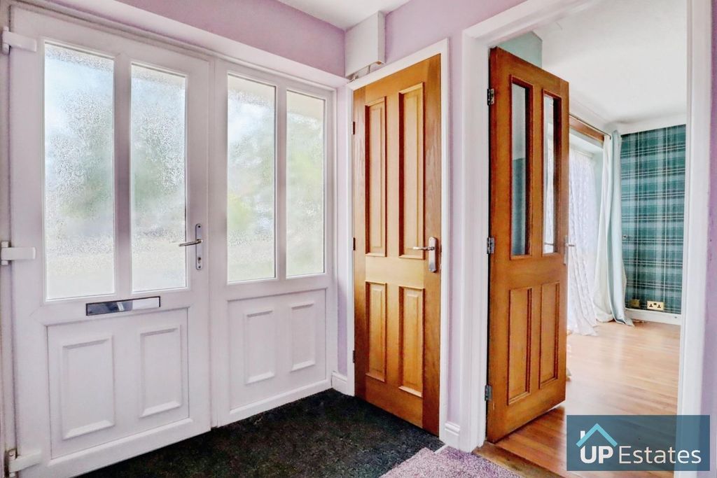Property photo 3 of 18 Entrance Hall